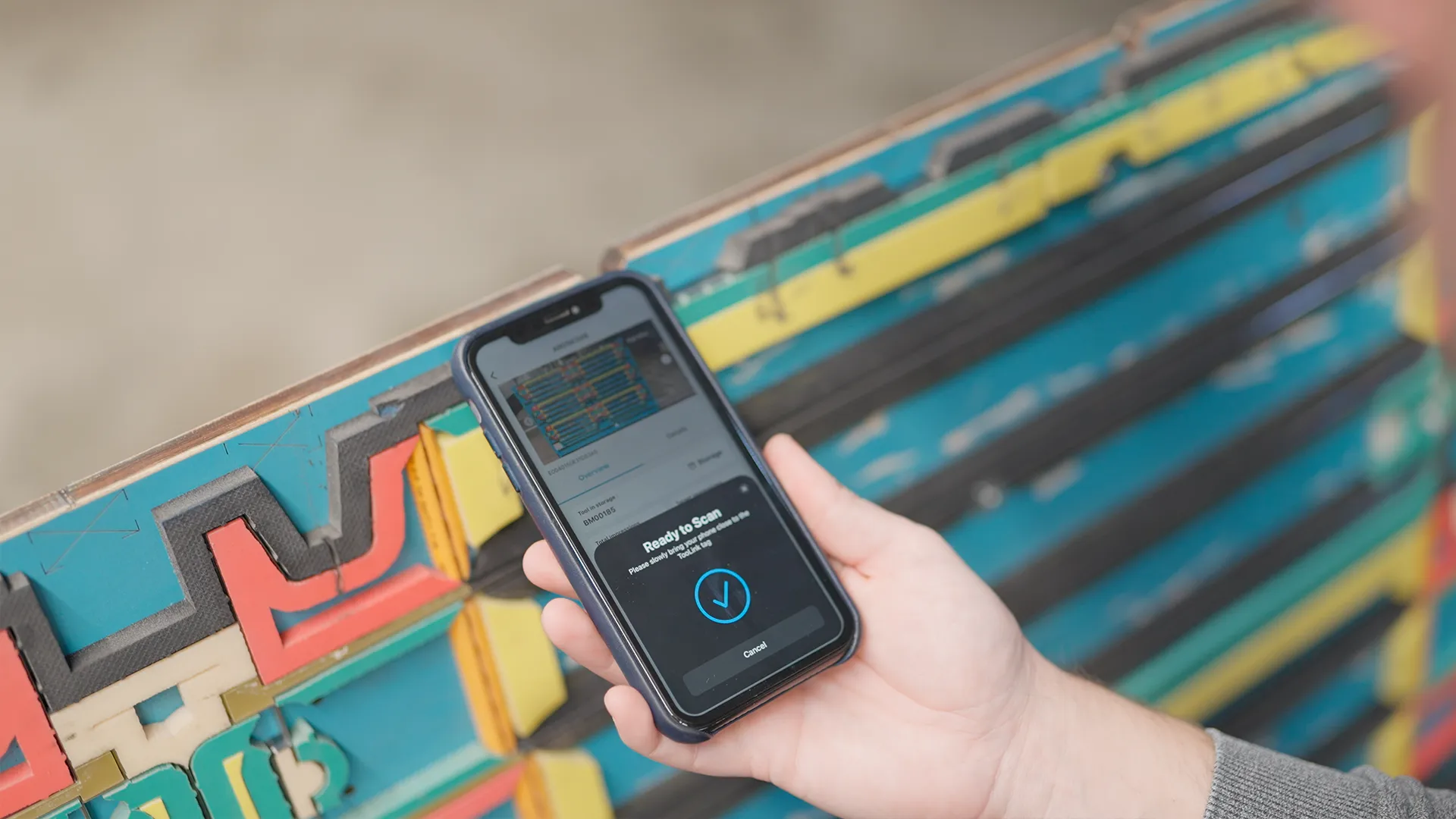 Scansione con smartphone del tag di una fustella con la soluzione digitale BOBST TooLink