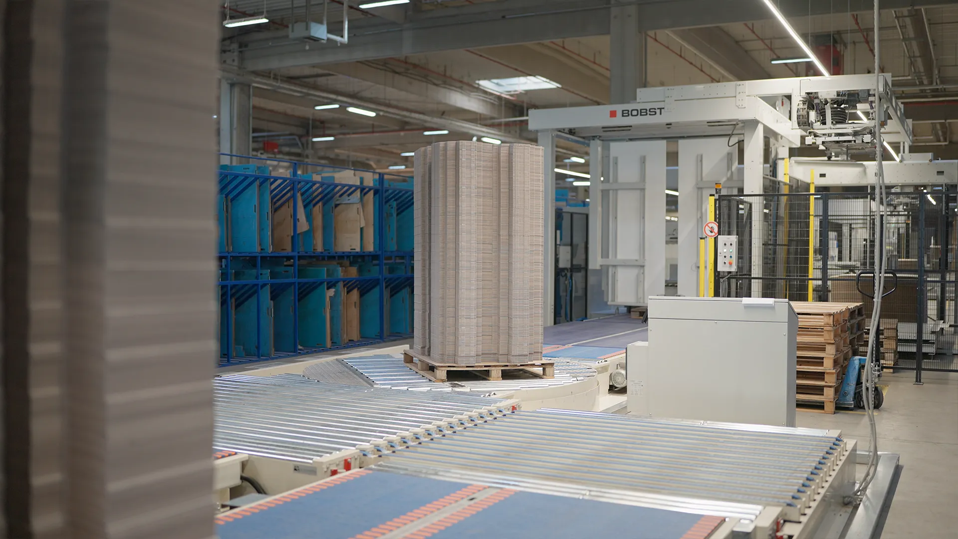 Pallet di fustellati in cartone ondulato e palletizzatore BOBST a fine linea