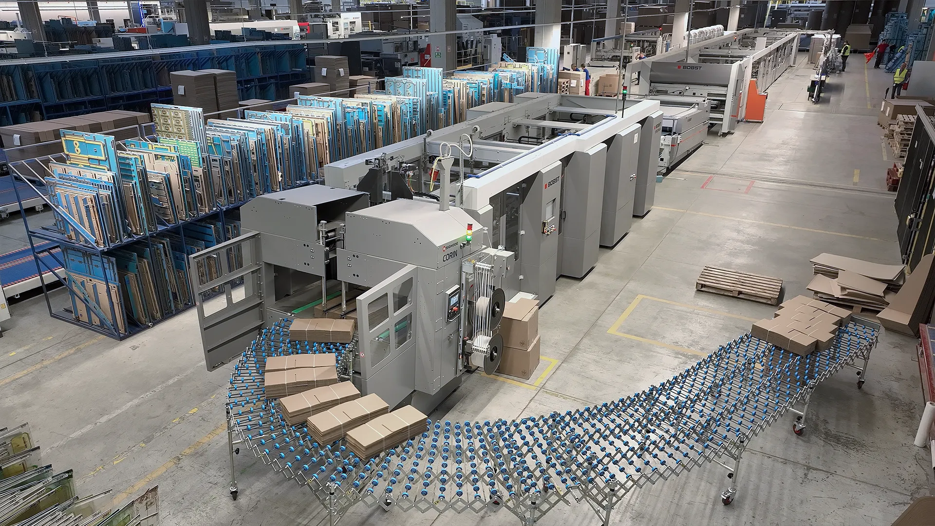 Vista dall'alto del reparto di piega-incolla dello stabilimento THIMM di Sibiu con le linee BOBST