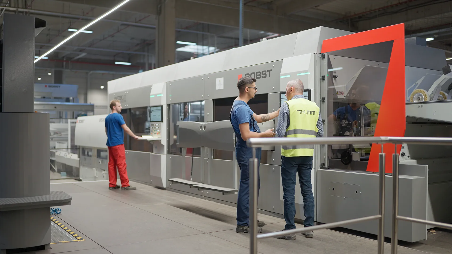 Operatori THIMM al pannello di controllo della linea BOBST MASTERCUTLINE