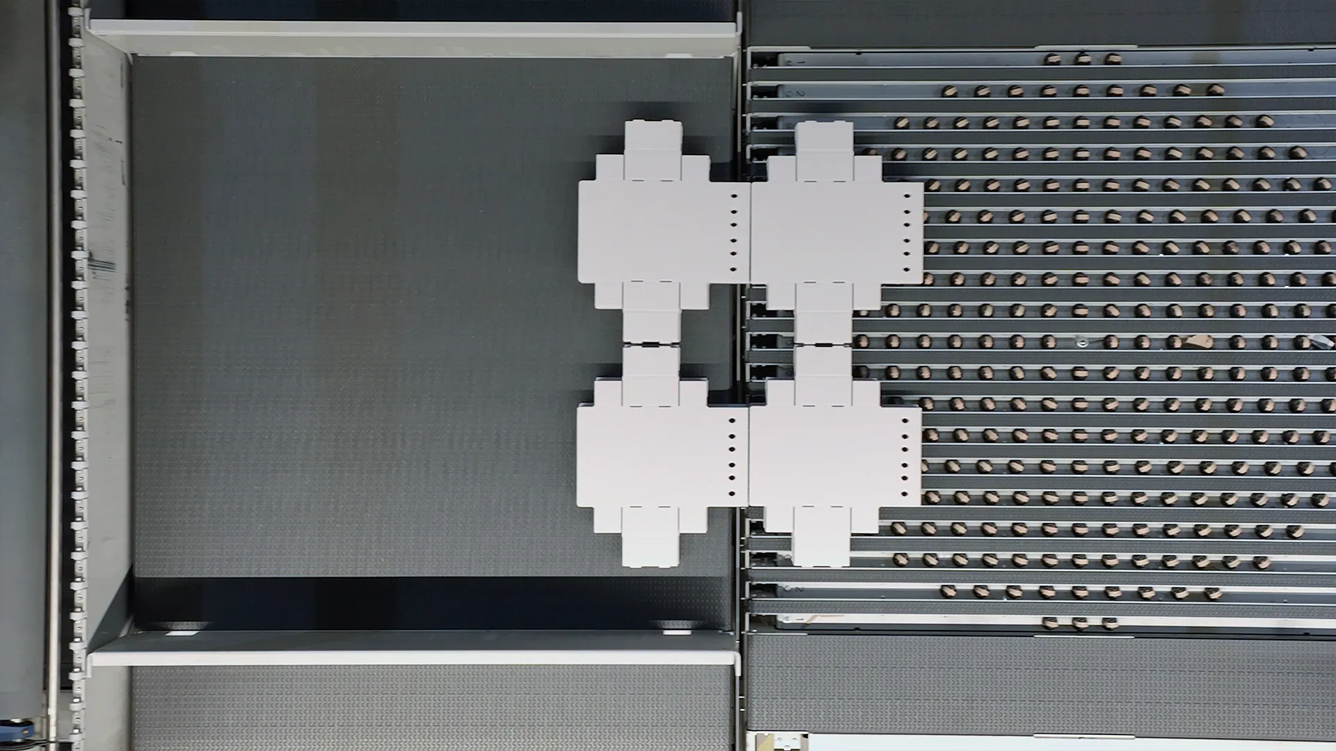Ripresa zenitale di fustellati in cartone sul nastro della linea BOBST MASTERCUTLINE